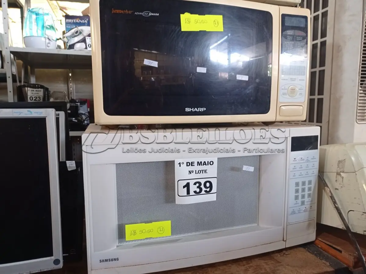 LOTE 139 - 03 MICRO-ONDAS MARCAS E MODELOS DIVERSOS. (NO ESTADO) ATENÇÃO! FAZER A VISITAÇÃO ANTES DE ARREMATAR, NÃO SABEMOS SE FUNCIONA. LEILÃO NÃO TEM GARANTIA E NEM DEVOLUÇÃO, SUJEITO A POSSÍVEIS AVARIAS VISÍVEIS/OCULTAS E/OU AUSÊNCIA DE COMPONENTES.