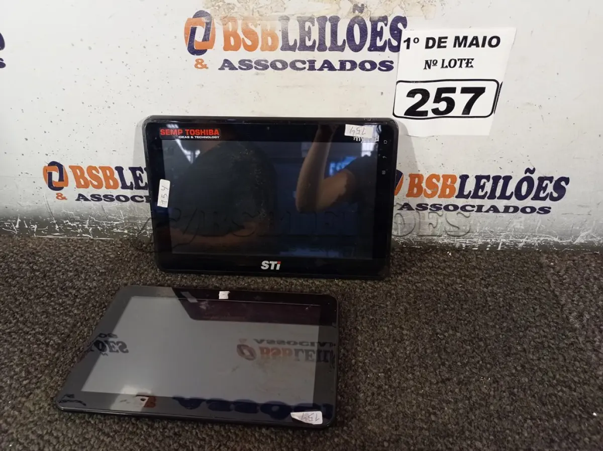LOTE 257 - 02 TABLETS MARCAS E MODELOS DIVERSOS. (NO ESTADO) ATENÇÃO! FAZER A VISITAÇÃO ANTES DE ARREMATAR, NÃO SABEMOS SE FUNCIONA. LEILÃO NÃO TEM GARANTIA E NEM DEVOLUÇÃO, SUJEITO A POSSÍVEIS AVARIAS VISÍVEIS/OCULTAS E/OU AUSÊNCIA DE COMPONENTES.