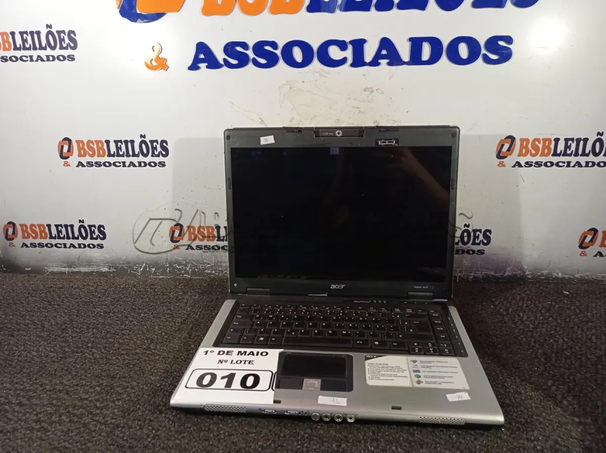 LOTE 010 - 01 NOTEBOOK MARCA ACER. (NO ESTADO) ATENÇÃO! FAZER A VISITAÇÃO ANTES DE ARREMATAR, NÃO SABEMOS SE FUNCIONA. LEILÃO NÃO TEM GARANTIA E NEM DEVOLUÇÃO, SUJEITO A POSSÍVEIS AVARIAS VISÍVEIS/OCULTAS E/OU AUSÊNCIA DE COMPONENTES.