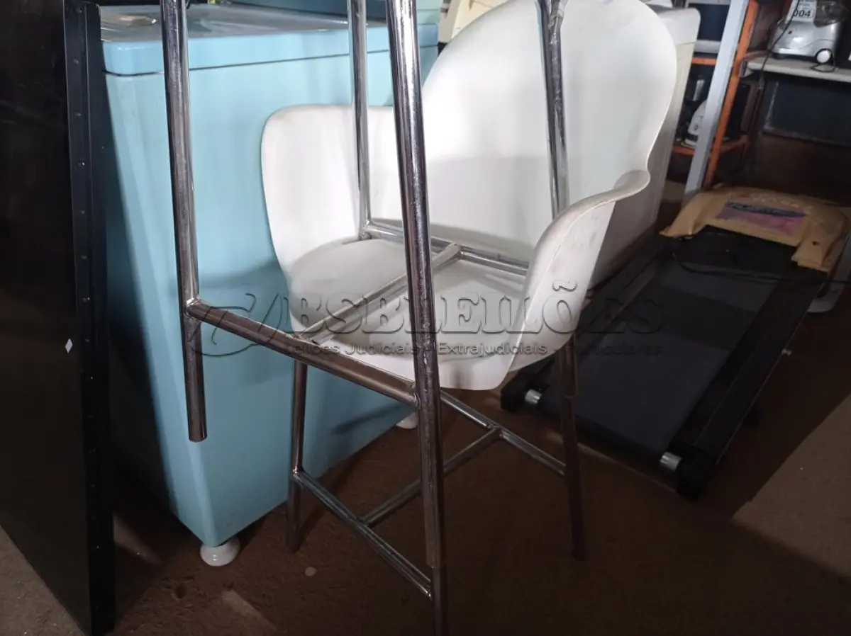 LOTE 143 - 02 CADEIRAS COM BASE CROMADA E 01 LIQUIDIFICADOR. (NO ESTADO) ATENÇÃO! FAZER A VISITAÇÃO ANTES DE ARREMATAR, NÃO SABEMOS SE FUNCIONA. LEILÃO NÃO TEM GARANTIA E NEM DEVOLUÇÃO, SUJEITO A POSSÍVEIS AVARIAS VISÍVEIS/OCULTAS E/OU AUSÊNCIA DE COMPONENTES.