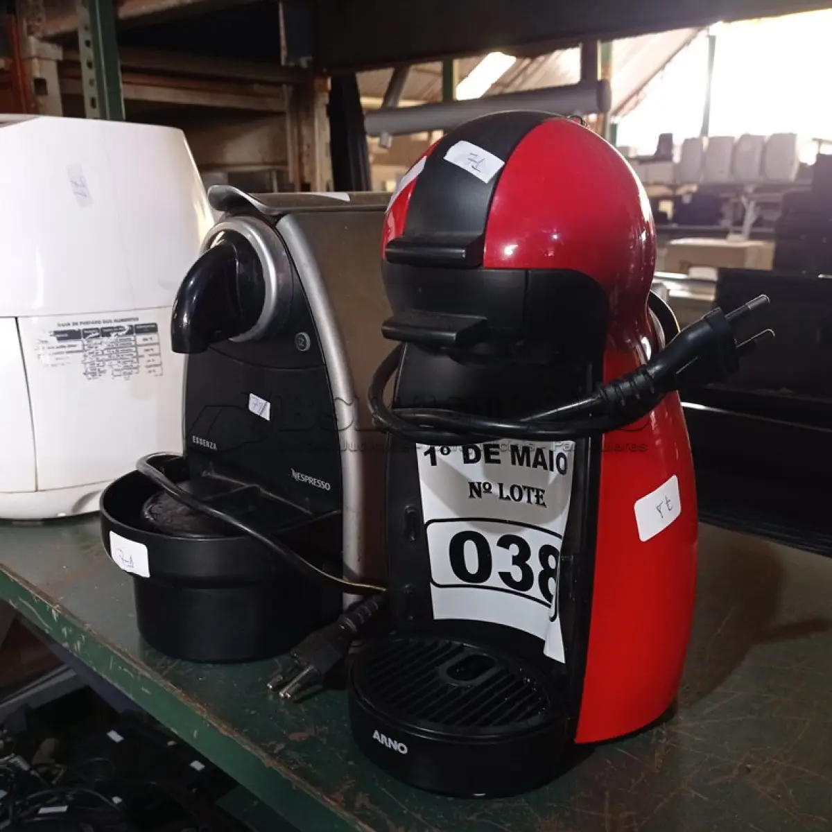 LOTE 038 - 01 CAFETEIRA NESPRESSO E 01 CAFETEIRA DOLCE GUSTO. (NO ESTADO) ATENÇÃO! FAZER A VISITAÇÃO ANTES DE ARREMATAR, NÃO SABEMOS SE FUNCIONA. LEILÃO NÃO TEM GARANTIA E NEM DEVOLUÇÃO, SUJEITO A POSSÍVEIS AVARIAS VISÍVEIS/OCULTAS E/OU AUSÊNCIA DE COMPONENTES.