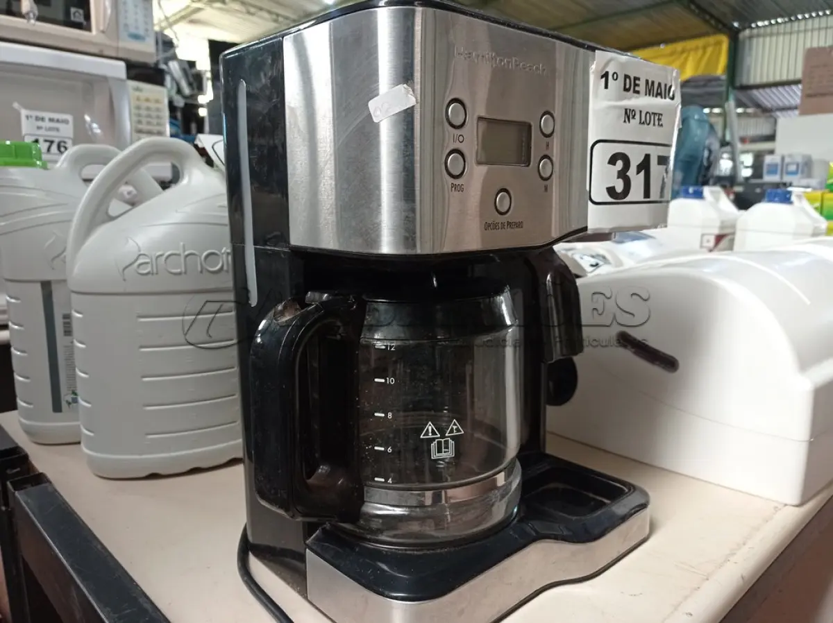 LOTE 317 - 01 CAFETEIRA HAMILTON. (NO ESTADO) ATENÇÃO! FAZER A VISITAÇÃO ANTES DE ARREMATAR, NÃO SABEMOS SE FUNCIONA. LEILÃO NÃO TEM GARANTIA E NEM DEVOLUÇÃO, SUJEITO A POSSÍVEIS AVARIAS VISÍVEIS/OCULTAS E/OU AUSÊNCIA DE COMPONENTES.