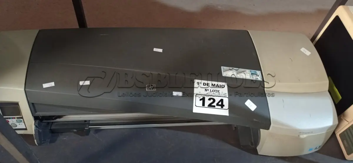 LOTE 124 - 01 PLOTTER MARCA HP DESING JET 111. (NO ESTADO) ATENÇÃO! FAZER A VISITAÇÃO ANTES DE ARREMATAR, NÃO SABEMOS SE FUNCIONA. LEILÃO NÃO TEM GARANTIA E NEM DEVOLUÇÃO, SUJEITO A POSSÍVEIS AVARIAS VISÍVEIS/OCULTAS E/OU AUSÊNCIA DE COMPONENTES.