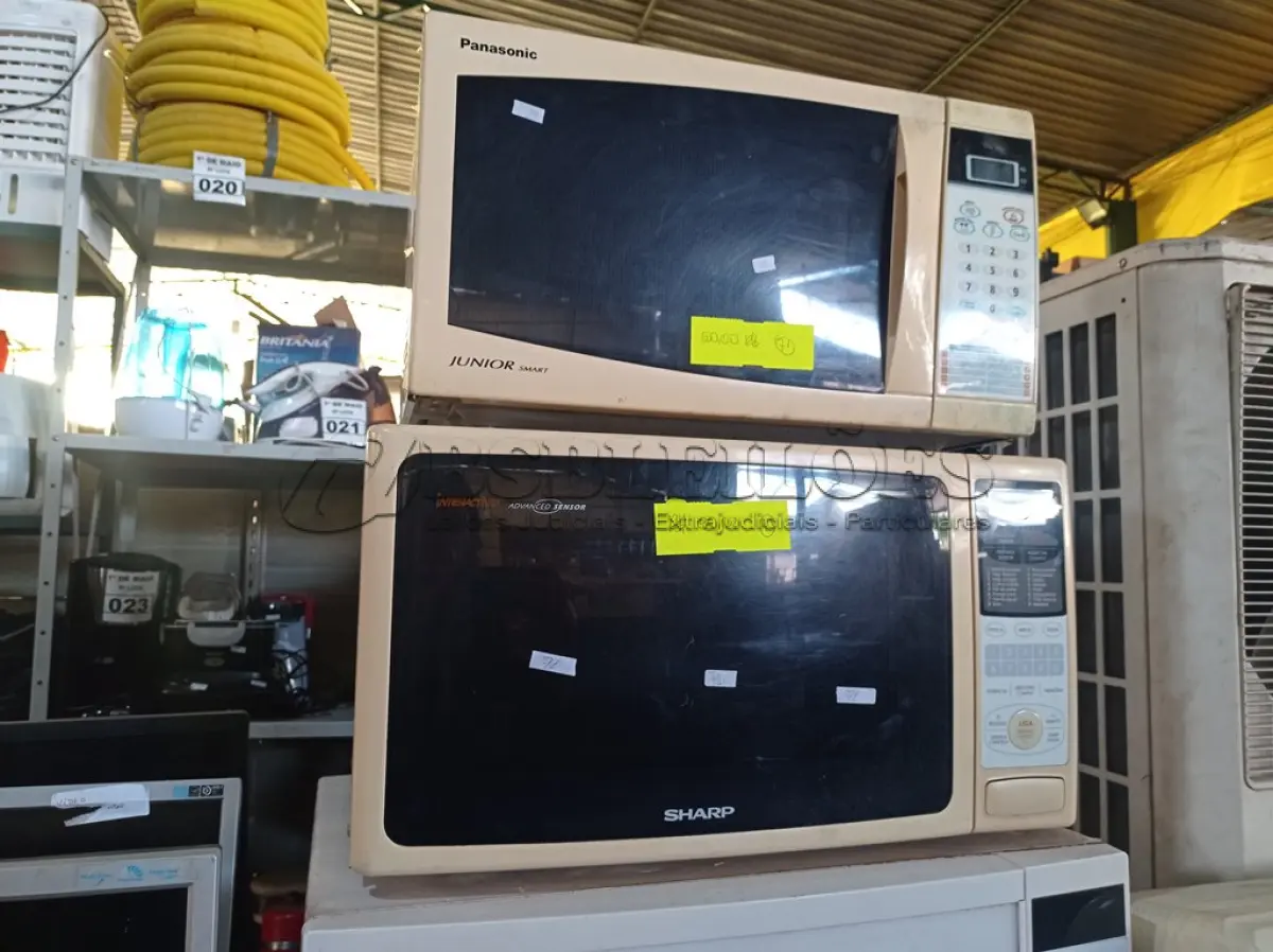 LOTE 139 - 03 MICRO-ONDAS MARCAS E MODELOS DIVERSOS. (NO ESTADO) ATENÇÃO! FAZER A VISITAÇÃO ANTES DE ARREMATAR, NÃO SABEMOS SE FUNCIONA. LEILÃO NÃO TEM GARANTIA E NEM DEVOLUÇÃO, SUJEITO A POSSÍVEIS AVARIAS VISÍVEIS/OCULTAS E/OU AUSÊNCIA DE COMPONENTES.