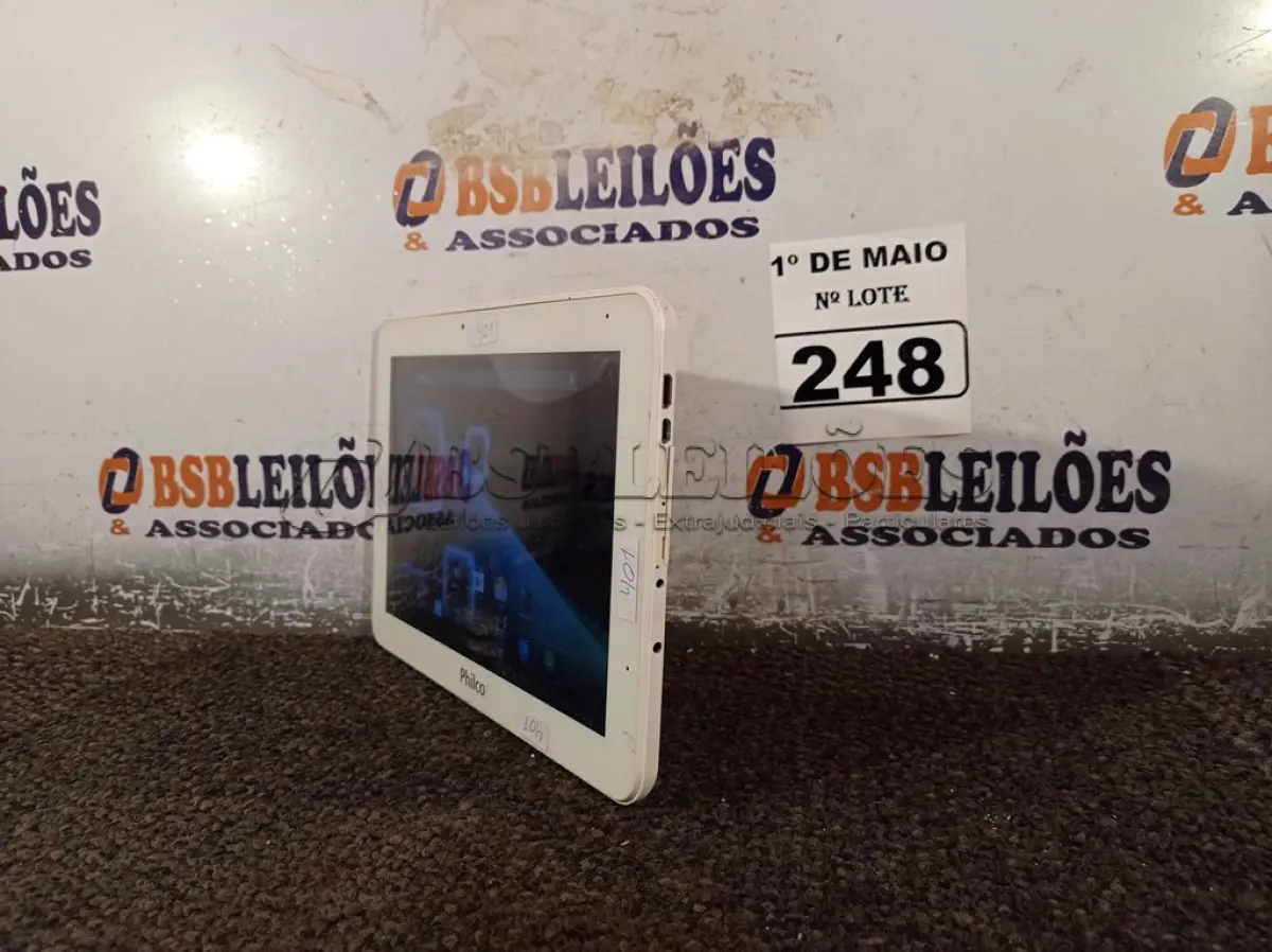 LOTE 248 - 01 TABLET MARCA PHILCO. (NO ESTADO) ATENÇÃO! FAZER A VISITAÇÃO ANTES DE ARREMATAR, NÃO SABEMOS SE FUNCIONA. LEILÃO NÃO TEM GARANTIA E NEM DEVOLUÇÃO, SUJEITO A POSSÍVEIS AVARIAS VISÍVEIS/OCULTAS E/OU AUSÊNCIA DE COMPONENTES.