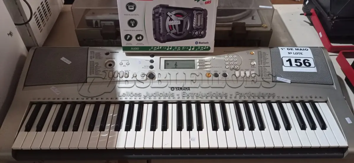 LOTE 156 - 01 TECLADO YAMAHA E 01 RADIO RELÓGIO DIGITAL. (NO ESTADO) ATENÇÃO! FAZER A VISITAÇÃO ANTES DE ARREMATAR, NÃO SABEMOS SE FUNCIONA. LEILÃO NÃO TEM GARANTIA E NEM DEVOLUÇÃO, SUJEITO A POSSÍVEIS AVARIAS VISÍVEIS/OCULTAS E/OU AUSÊNCIA DE COMPONENTES.