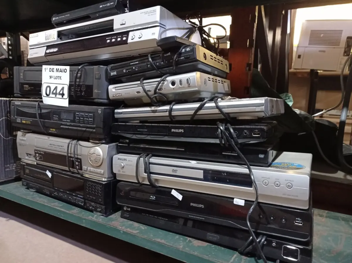 LOTE 044 - 02 VIDEOCASSETES E 12 APARELHOS DE DVD MARCAS E MODELOS DIVERSOS. (NO ESTADO) ATENÇÃO! FAZER A VISITAÇÃO ANTES DE ARREMATAR, NÃO SABEMOS SE FUNCIONA. LEILÃO NÃO TEM GARANTIA E NEM DEVOLUÇÃO, SUJEITO A POSSÍVEIS AVARIAS VISÍVEIS/OCULTAS E/OU AUSÊNCIA DE COMPONENTES.