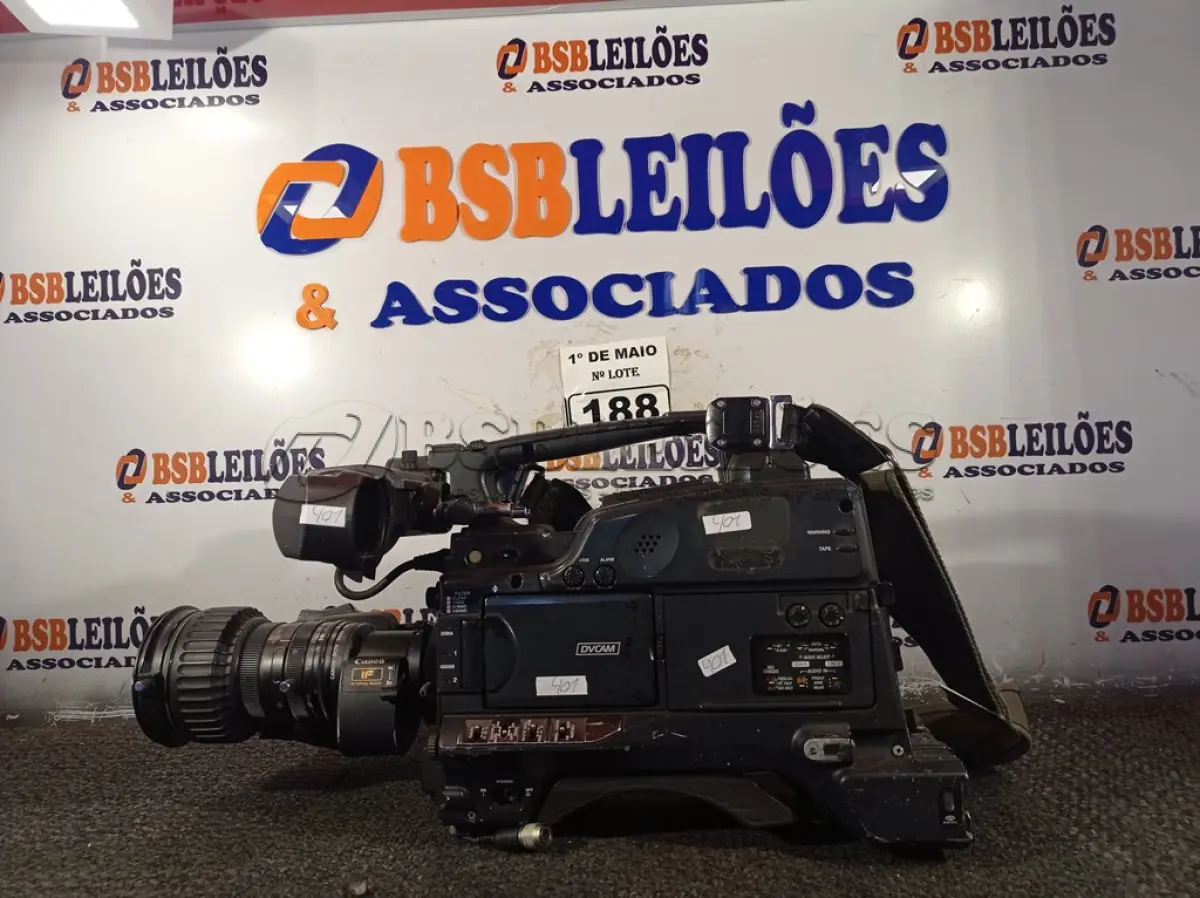 LOTE 188 - 01 FILMADORA MARCA PANASONIC. (NO ESTADO) ATENÇÃO! FAZER A VISITAÇÃO ANTES DE ARREMATAR, NÃO SABEMOS SE FUNCIONA. LEILÃO NÃO TEM GARANTIA E NEM DEVOLUÇÃO, SUJEITO A POSSÍVEIS AVARIAS VISÍVEIS/OCULTAS E/OU AUSÊNCIA DE COMPONENTES.