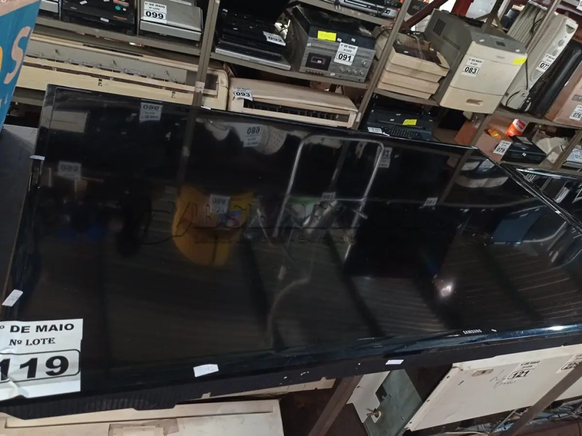 LOTE 119 - 01 TV SAMSUNG 60” POL PARA RETIRADA DE PEÇAS. (NO ESTADO) ATENÇÃO! FAZER A VISITAÇÃO ANTES DE ARREMATAR, NÃO SABEMOS SE FUNCIONA. LEILÃO NÃO TEM GARANTIA E NEM DEVOLUÇÃO, SUJEITO A POSSÍVEIS AVARIAS VISÍVEIS/OCULTAS E/OU AUSÊNCIA DE COMPONENTES.