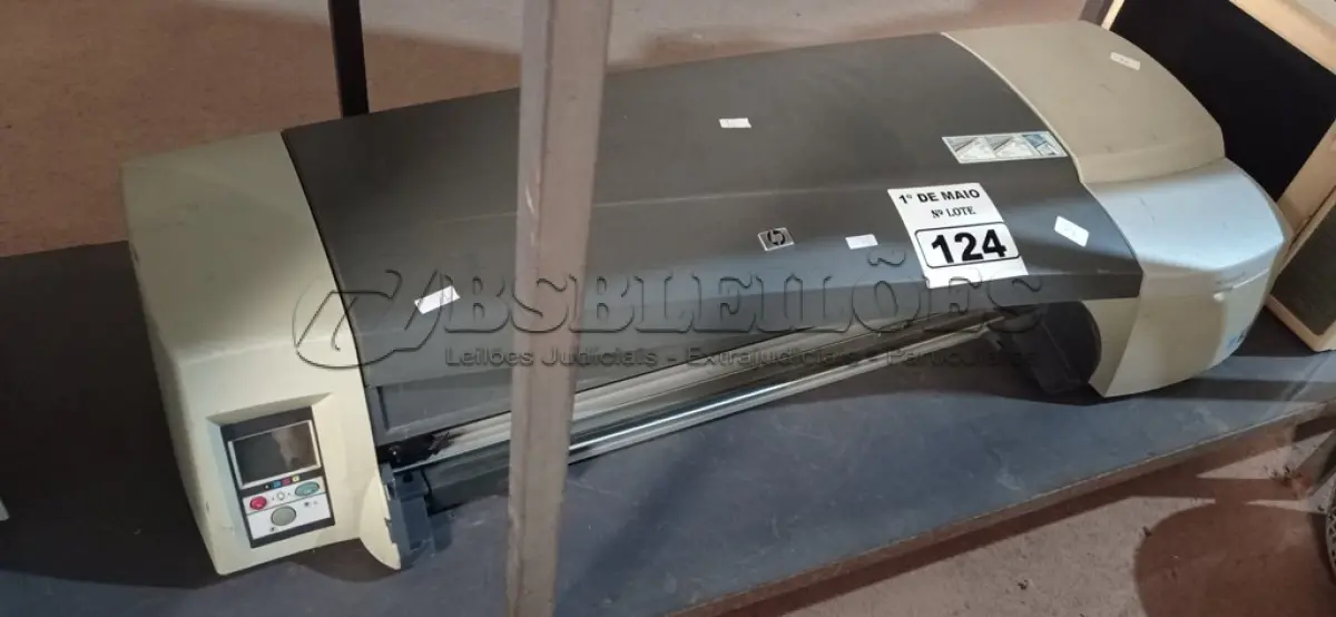 LOTE 124 - 01 PLOTTER MARCA HP DESING JET 111. (NO ESTADO) ATENÇÃO! FAZER A VISITAÇÃO ANTES DE ARREMATAR, NÃO SABEMOS SE FUNCIONA. LEILÃO NÃO TEM GARANTIA E NEM DEVOLUÇÃO, SUJEITO A POSSÍVEIS AVARIAS VISÍVEIS/OCULTAS E/OU AUSÊNCIA DE COMPONENTES.