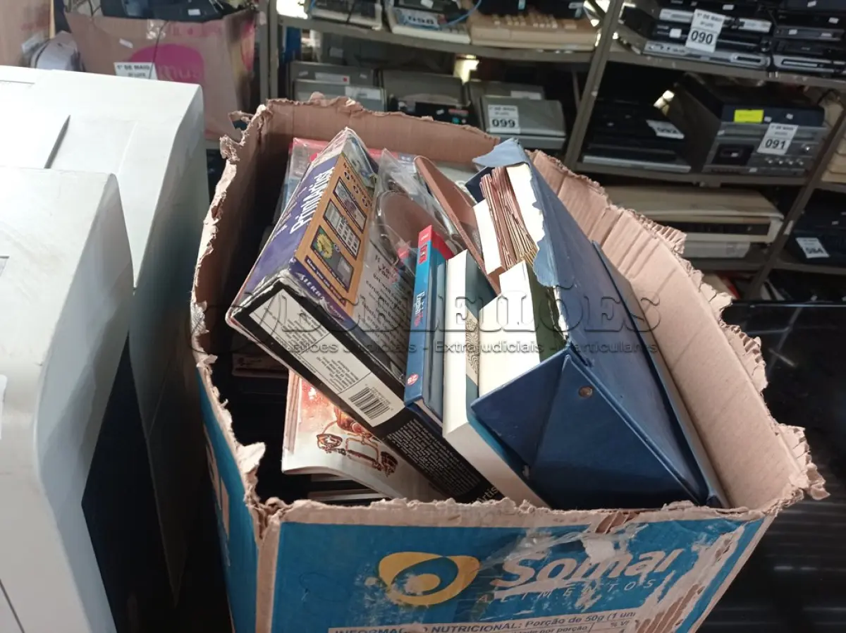 LOTE 117 - 01 LOTE COM VÁRIOS LIVROS DVD’S E FITAS CASSETE DE CURSOS DE IDIOMAS. (NO ESTADO) ATENÇÃO! FAZER A VISITAÇÃO ANTES DE ARREMATAR, NÃO SABEMOS SE FUNCIONA. LEILÃO NÃO TEM GARANTIA E NEM DEVOLUÇÃO, SUJEITO A POSSÍVEIS AVARIAS VISÍVEIS/OCULTAS E/OU AUSÊNCIA DE COMPONENTES.