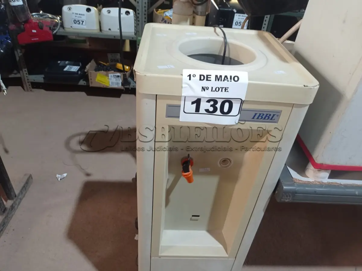 LOTE 130 - 01 BEBEDOURO PARA GARRAFÃO MARCA IBBL 220V. (NO ESTADO) ATENÇÃO! FAZER A VISITAÇÃO ANTES DE ARREMATAR, NÃO SABEMOS SE FUNCIONA. LEILÃO NÃO TEM GARANTIA E NEM DEVOLUÇÃO, SUJEITO A POSSÍVEIS AVARIAS VISÍVEIS/OCULTAS E/OU AUSÊNCIA DE COMPONENTES.