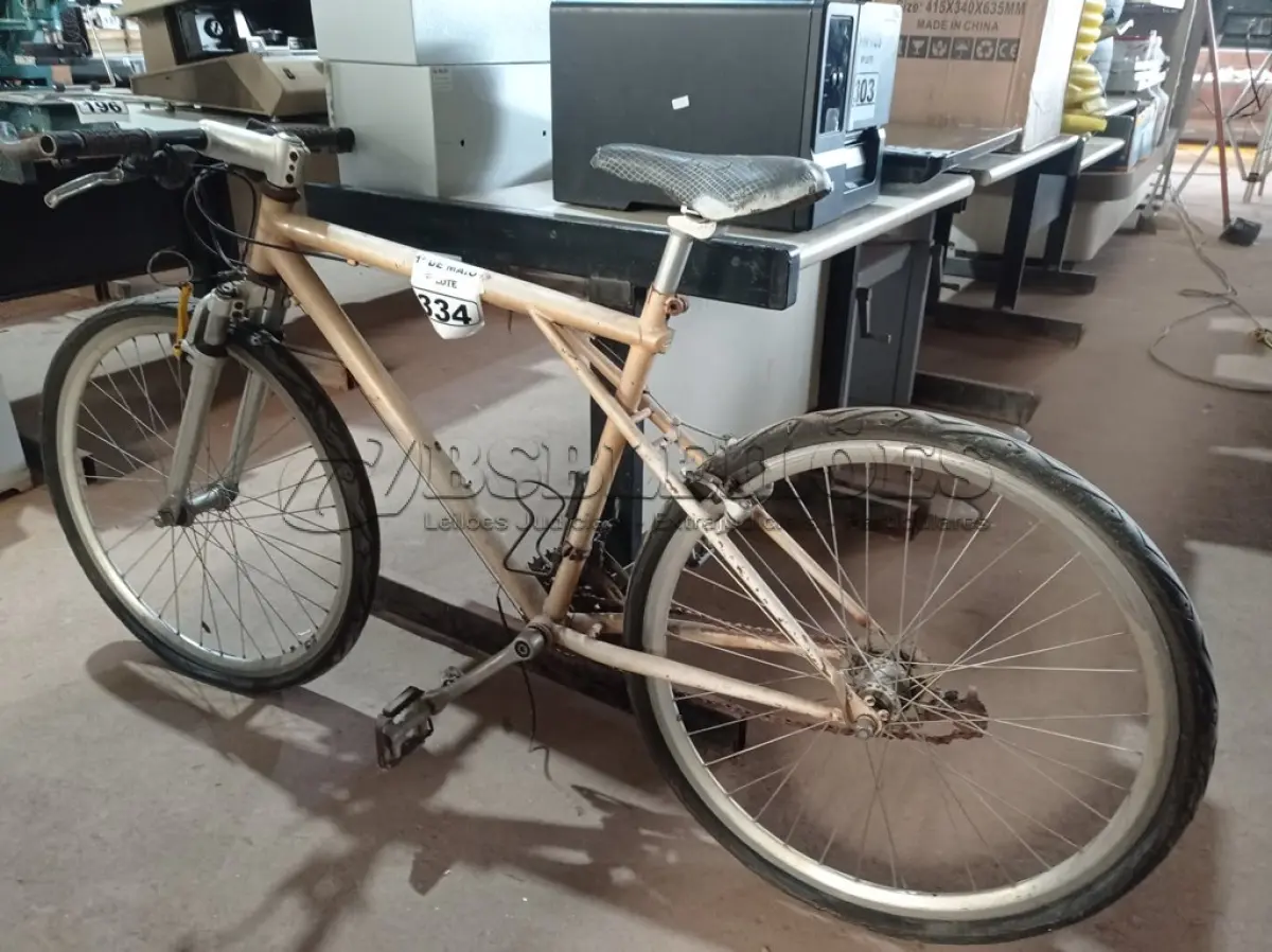 LOTE 334 - 01 BICICLETA ARO 26. (NO ESTADO) ATENÇÃO! FAZER A VISITAÇÃO ANTES DE ARREMATAR, NÃO SABEMOS SE FUNCIONA. LEILÃO NÃO TEM GARANTIA E NEM DEVOLUÇÃO, SUJEITO A POSSÍVEIS AVARIAS VISÍVEIS/OCULTAS E/OU AUSÊNCIA DE COMPONENTES.