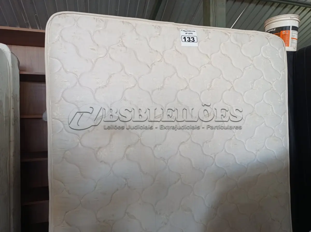 LOTE 133 - 01 COLCHÃO RAINHA QUEEN COM BASE MARCA RESTONIC. (NO ESTADO) (MATRESS QUEEN) (NO ESTADO) AV9975P E BF8495P
