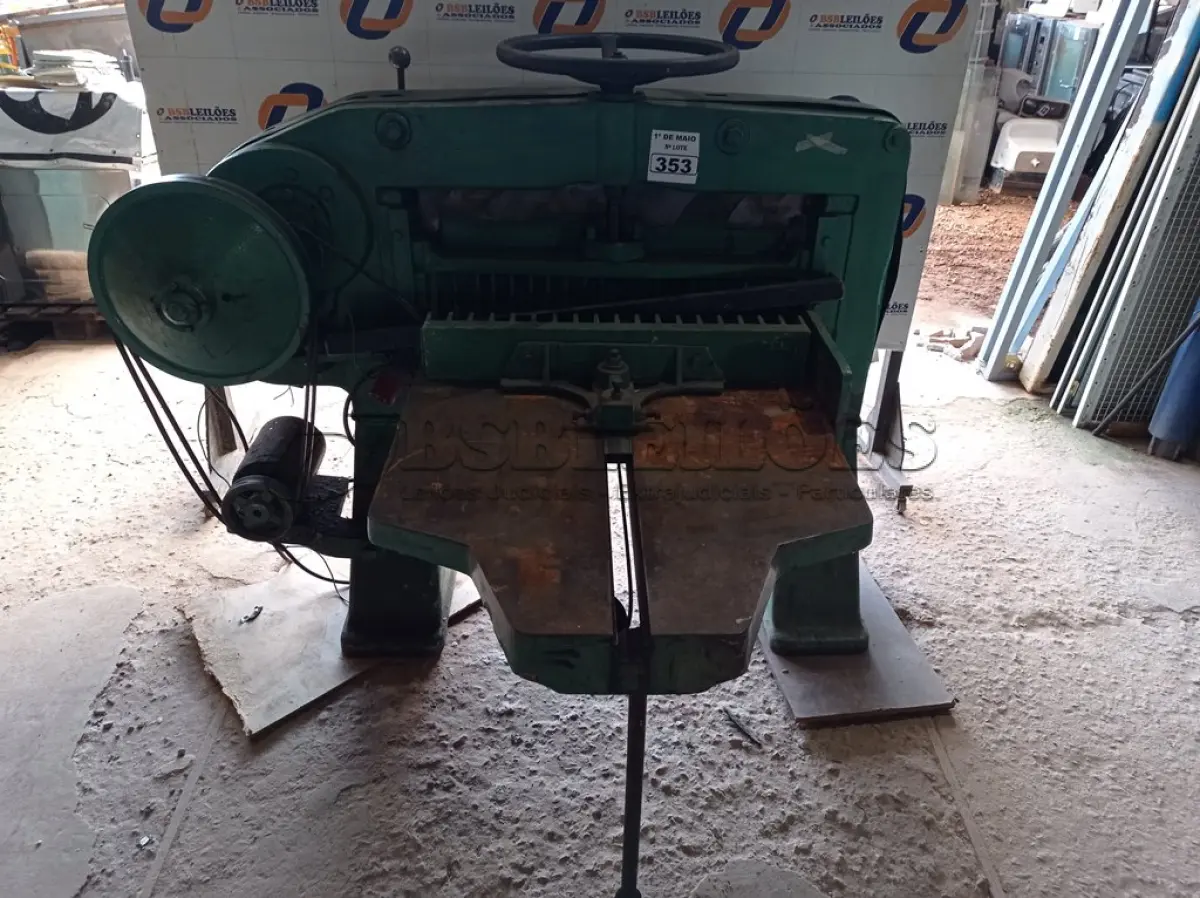 LOTE 353 - 01 GUILHOTINA PARA PAPEL ANTIGA EM FERRO FUNDIDO. (NO ESTADO) ATENÇÃO! FAZER A VISITAÇÃO ANTES DE ARREMATAR, NÃO SABEMOS SE FUNCIONA. LEILÃO NÃO TEM GARANTIA E NEM DEVOLUÇÃO, SUJEITO A POSSÍVEIS AVARIAS VISÍVEIS/OCULTAS E/OU AUSÊNCIA DE COMPONENTES.