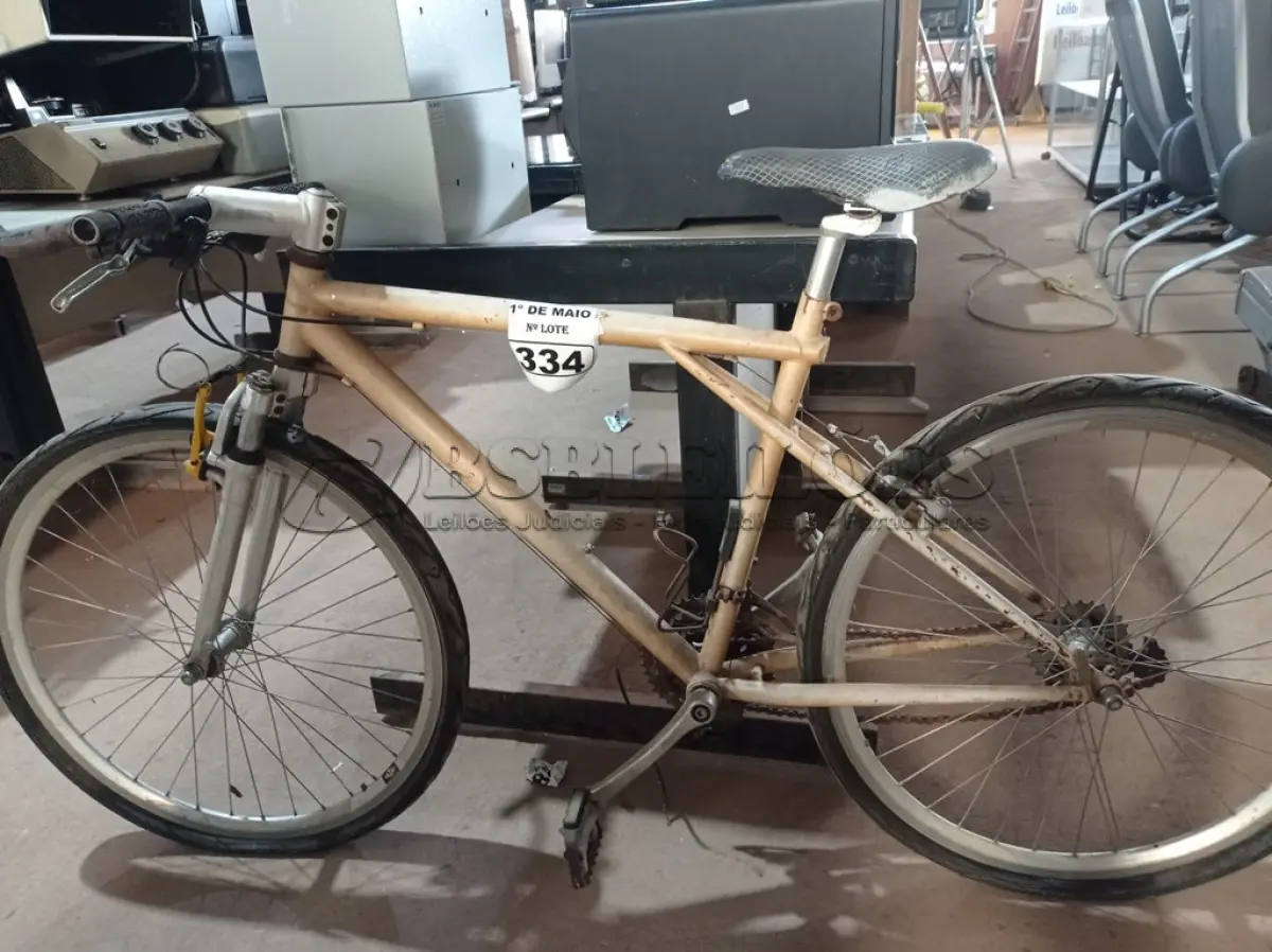 LOTE 334 - 01 BICICLETA ARO 26. (NO ESTADO) ATENÇÃO! FAZER A VISITAÇÃO ANTES DE ARREMATAR, NÃO SABEMOS SE FUNCIONA. LEILÃO NÃO TEM GARANTIA E NEM DEVOLUÇÃO, SUJEITO A POSSÍVEIS AVARIAS VISÍVEIS/OCULTAS E/OU AUSÊNCIA DE COMPONENTES.