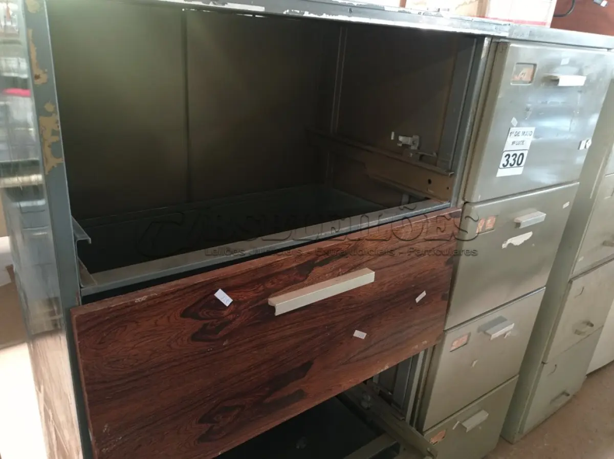 LOTE 330 - 02 ARQUIVOS DE AÇO SENDO 01 COM 04 GAVETAS. (NO ESTADO) ATENÇÃO! FAZER A VISITAÇÃO ANTES DE ARREMATAR, NÃO SABEMOS SE FUNCIONA. LEILÃO NÃO TEM GARANTIA E NEM DEVOLUÇÃO, SUJEITO A POSSÍVEIS AVARIAS VISÍVEIS/OCULTAS E/OU AUSÊNCIA DE COMPONENTES.