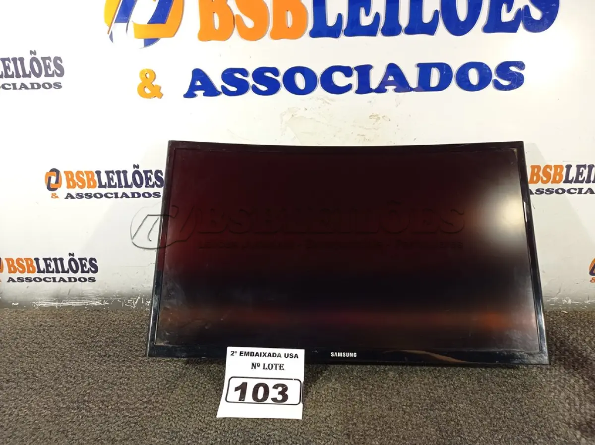 LOTE 103 - 01 MONITOR 24’’ MARCA SAMSUNG SEM PÉ, COM AVARIAS NA TELA, (DISPLAY) (NO ESTADO) AV9733P