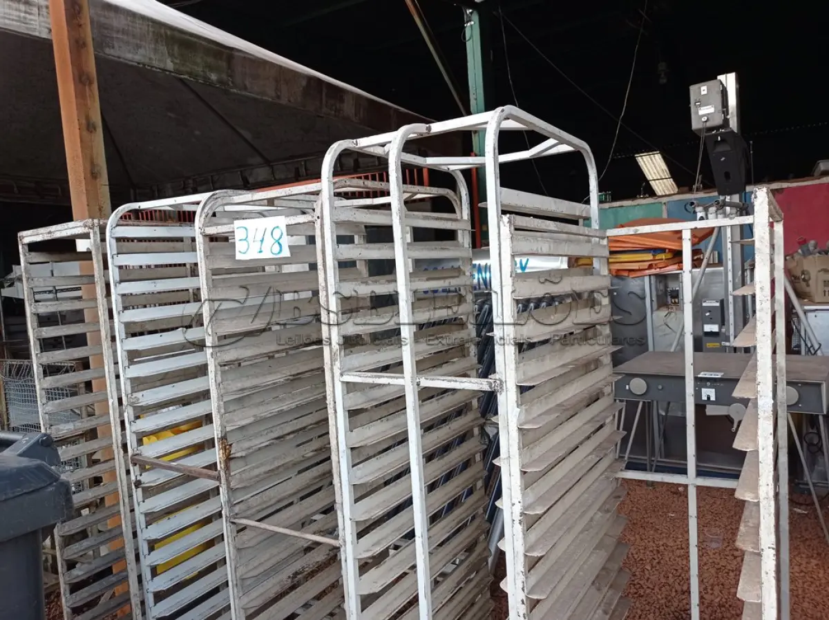 LOTE 348 - 05 CARRINHO PORTA BANDEJAS. (NO ESTADO) ATENÇÃO! FAZER A VISITAÇÃO ANTES DE ARREMATAR, NÃO SABEMOS SE FUNCIONA. LEILÃO NÃO TEM GARANTIA E NEM DEVOLUÇÃO, SUJEITO A POSSÍVEIS AVARIAS VISÍVEIS/OCULTAS E/OU AUSÊNCIA DE COMPONENTES.