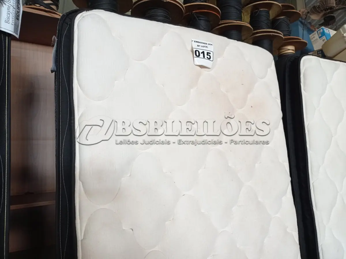 LOTE 015 - 01 COLCHÃO COM BASE. MARCA ECLIPSE (NO ESTADO) (TWIN MATRESS) AU1873U E BF8628J