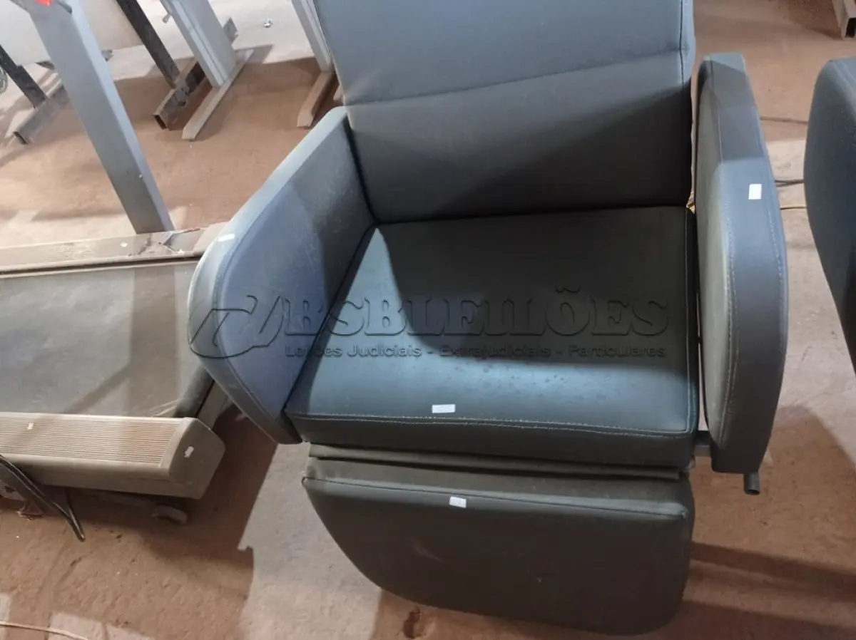 LOTE 337 - 01 POLTRONA DE DESCANSO. (NO ESTADO) ATENÇÃO! FAZER A VISITAÇÃO ANTES DE ARREMATAR, NÃO SABEMOS SE FUNCIONA. LEILÃO NÃO TEM GARANTIA E NEM DEVOLUÇÃO, SUJEITO A POSSÍVEIS AVARIAS VISÍVEIS/OCULTAS E/OU AUSÊNCIA DE COMPONENTES.