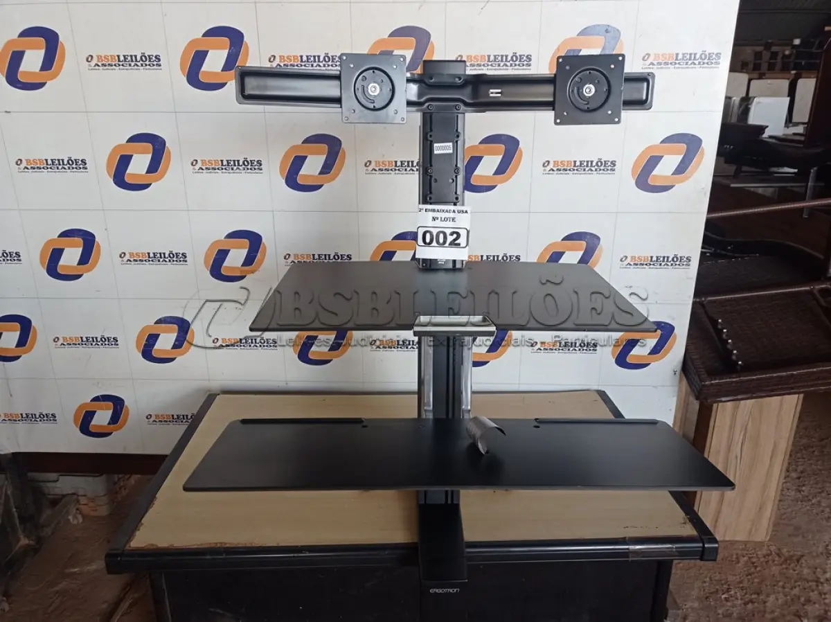 LOTE 002 - 01 MESA VERTICAL ERGOTRON PARA 02 MONITORES. (STAND UP DESK) (NO ESTADO) 0000005