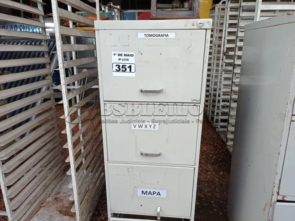 LOTE 351 - 01 ARQUIVO DE AÇO COM 04 GAVETAS. (NO ESTADO) ATENÇÃO! FAZER A VISITAÇÃO ANTES DE ARREMATAR, NÃO SABEMOS SE FUNCIONA. LEILÃO NÃO TEM GARANTIA E NEM DEVOLUÇÃO, SUJEITO A POSSÍVEIS AVARIAS VISÍVEIS/OCULTAS E/OU AUSÊNCIA DE COMPONENTES.
