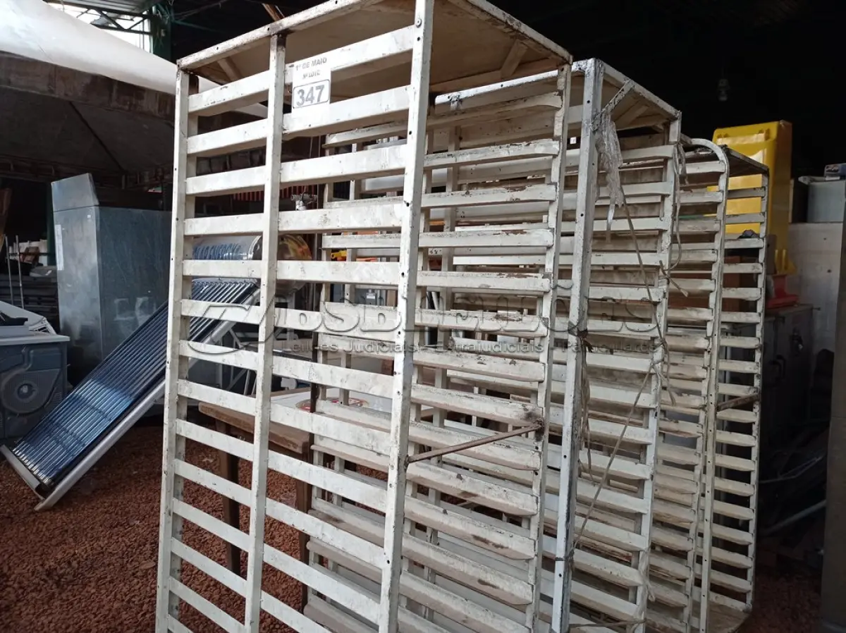 LOTE 347 - 04 CARRINHO PORTA BANDEJAS. (NO ESTADO) ATENÇÃO! FAZER A VISITAÇÃO ANTES DE ARREMATAR, NÃO SABEMOS SE FUNCIONA. LEILÃO NÃO TEM GARANTIA E NEM DEVOLUÇÃO, SUJEITO A POSSÍVEIS AVARIAS VISÍVEIS/OCULTAS E/OU AUSÊNCIA DE COMPONENTES.