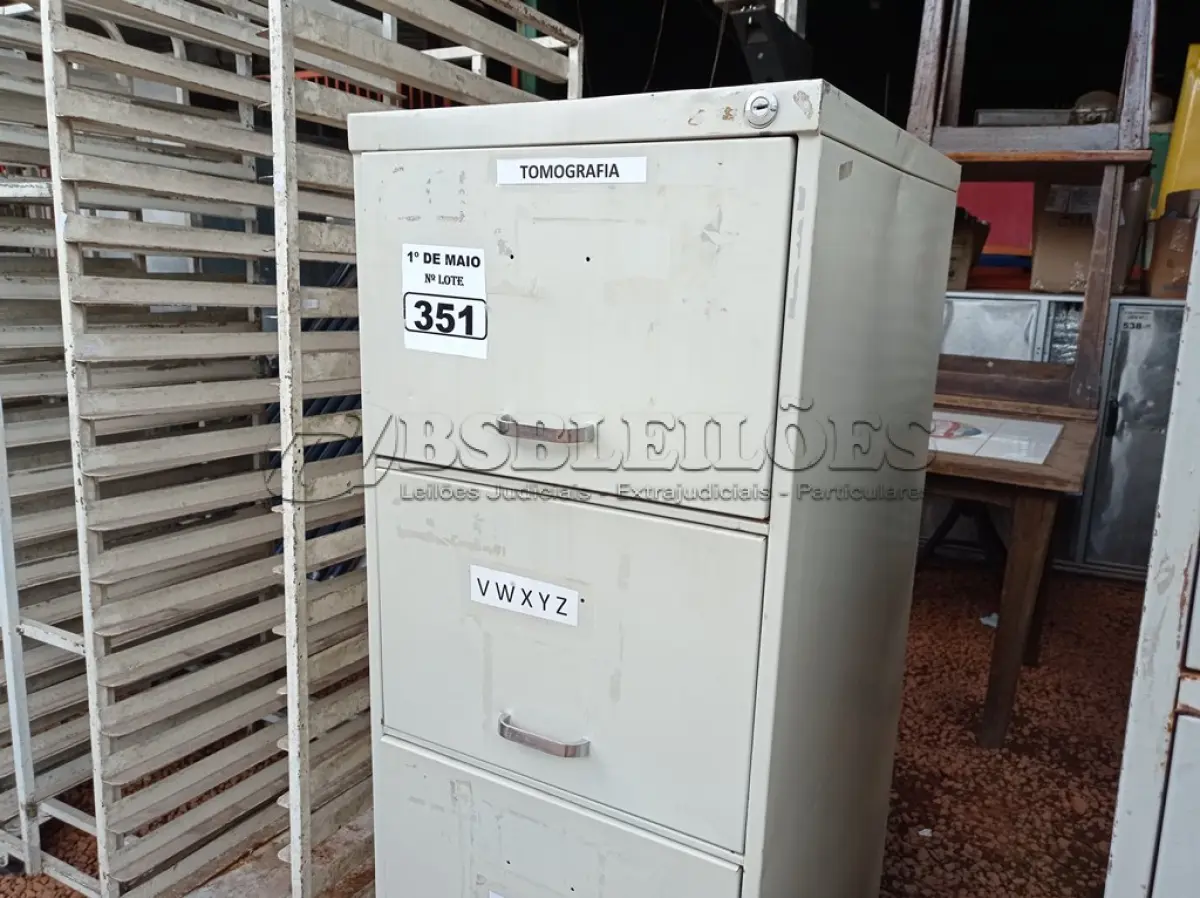 LOTE 351 - 01 ARQUIVO DE AÇO COM 04 GAVETAS. (NO ESTADO) ATENÇÃO! FAZER A VISITAÇÃO ANTES DE ARREMATAR, NÃO SABEMOS SE FUNCIONA. LEILÃO NÃO TEM GARANTIA E NEM DEVOLUÇÃO, SUJEITO A POSSÍVEIS AVARIAS VISÍVEIS/OCULTAS E/OU AUSÊNCIA DE COMPONENTES.
