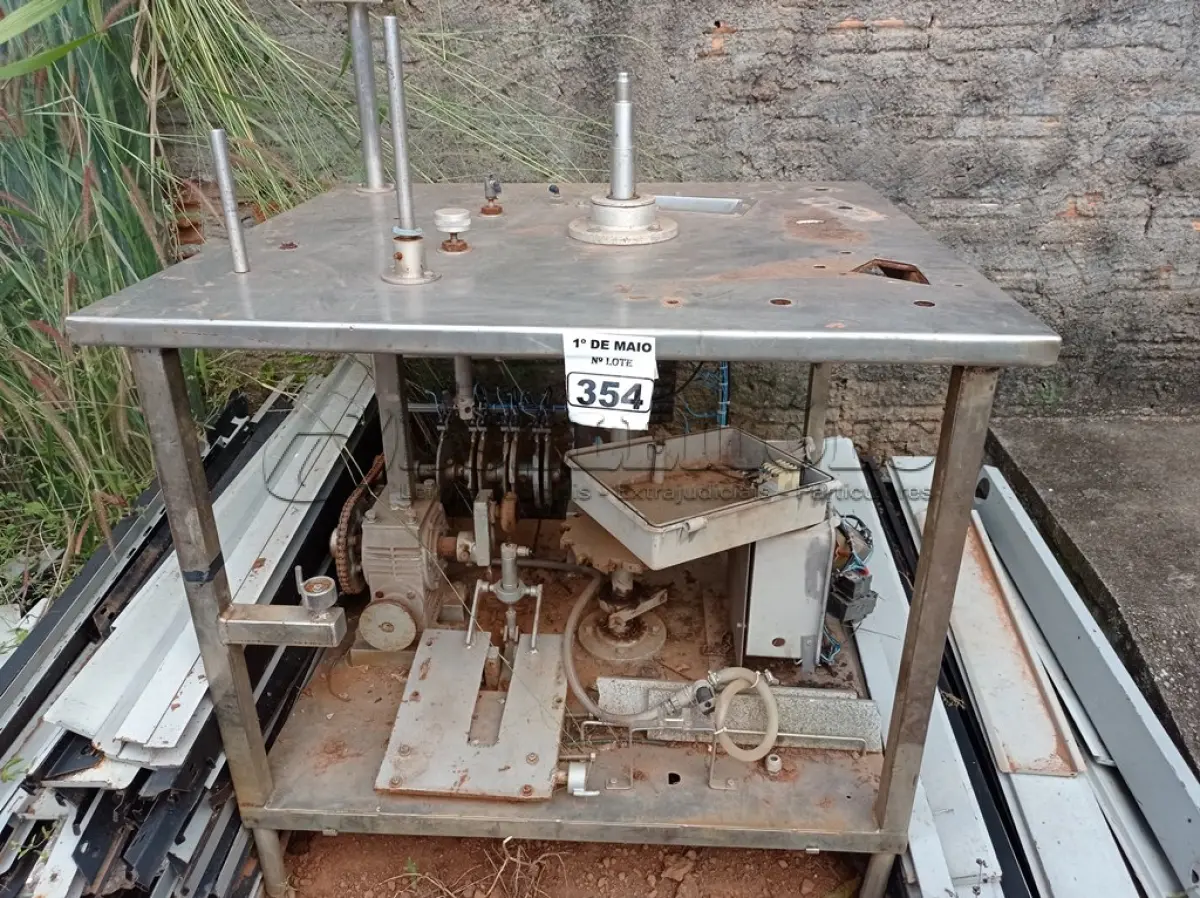 LOTE 354 - 01 ENVASADORA DE BEBIDAS. (NO ESTADO) ATENÇÃO! FAZER A VISITAÇÃO ANTES DE ARREMATAR, NÃO SABEMOS SE FUNCIONA. LEILÃO NÃO TEM GARANTIA E NEM DEVOLUÇÃO, SUJEITO A POSSÍVEIS AVARIAS VISÍVEIS/OCULTAS E/OU AUSÊNCIA DE COMPONENTES.