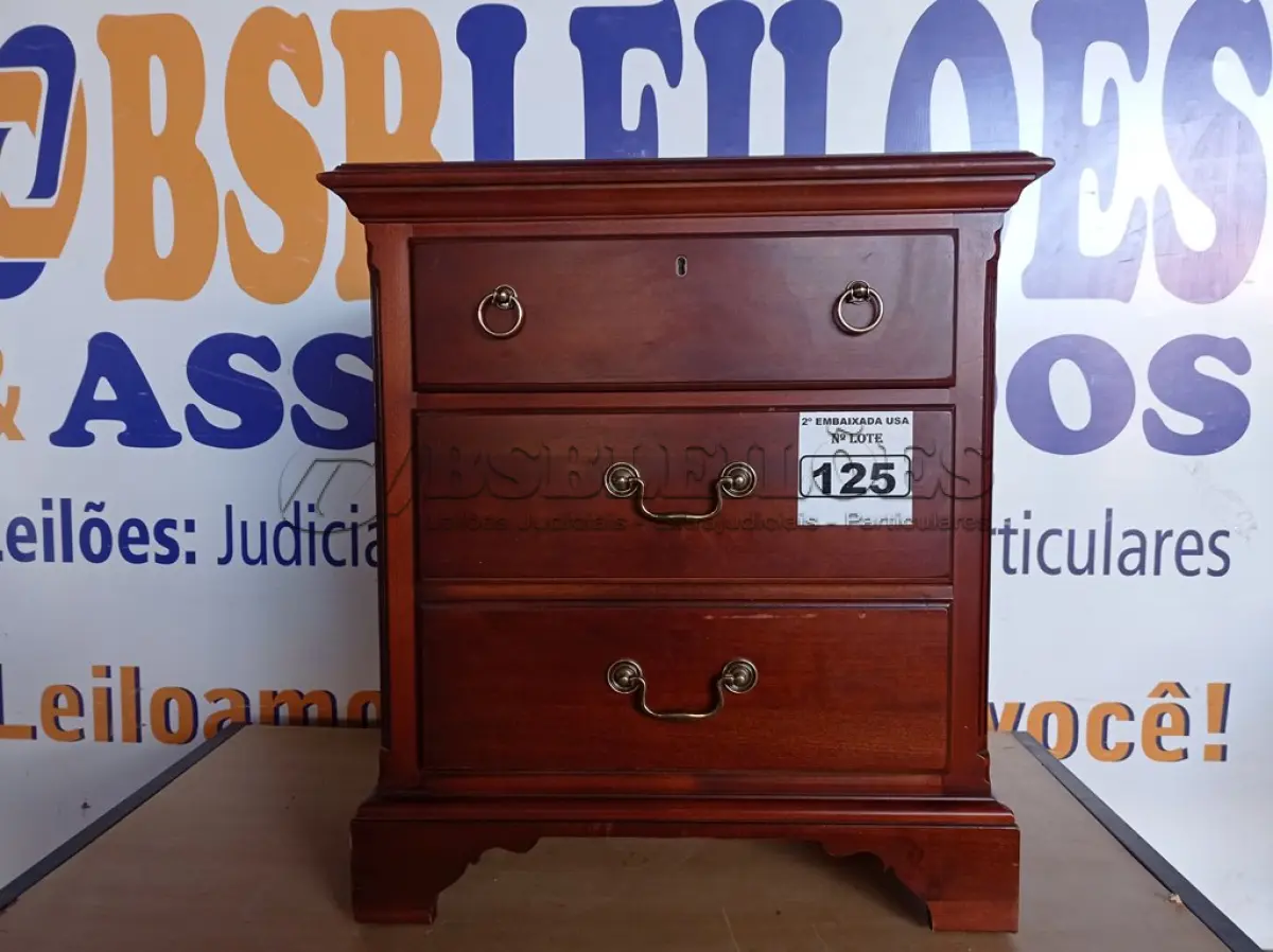 LOTE 125 - 01 MESA DE CABECEIRA EM MADEIRA. (NIGHTSTAND) (NO ESTADO) AV9910N