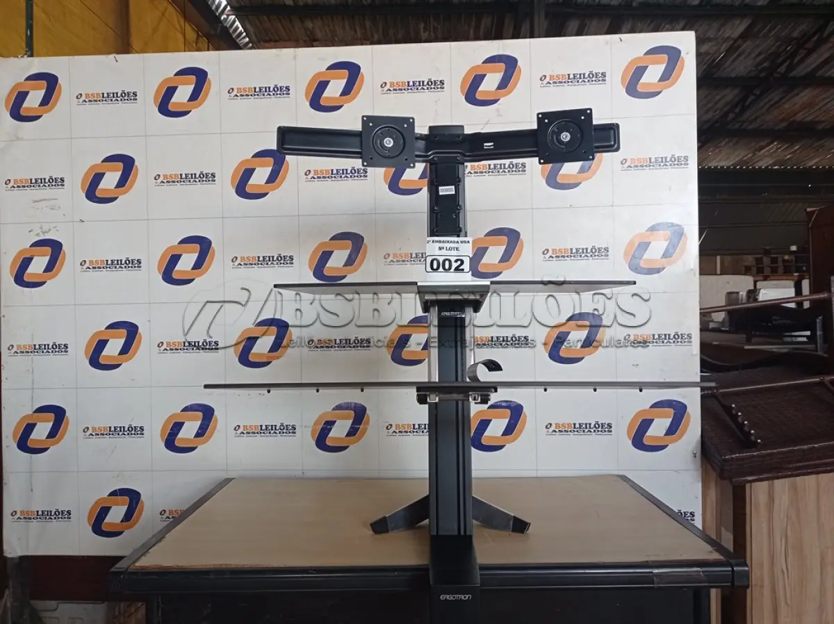 LOTE 002 - 01 MESA VERTICAL ERGOTRON PARA 02 MONITORES. (STAND UP DESK) (NO ESTADO) 0000005
