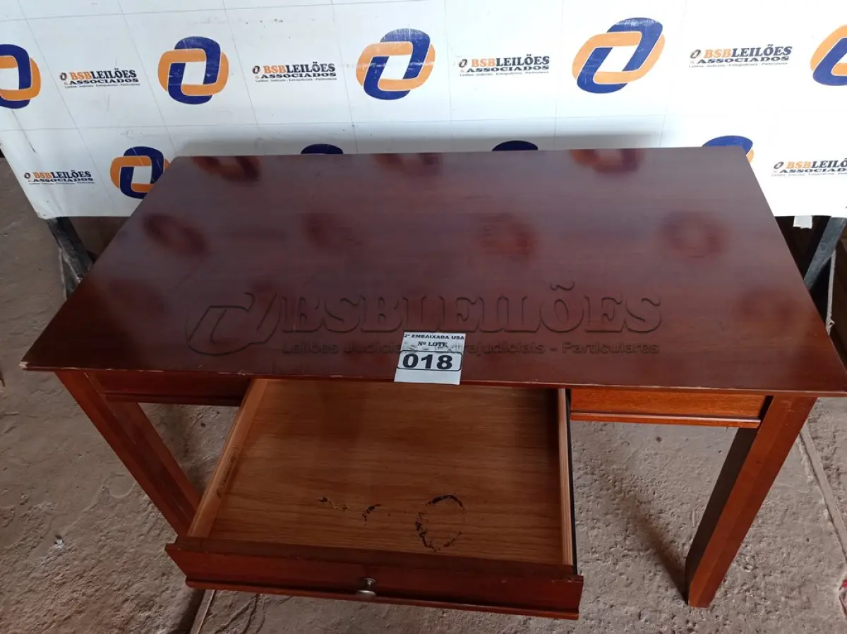 LOTE 018 - 01 MESA EM MADEIRA COM 01 GAVETA. (NO ESTADO) (DESK)AU2105N