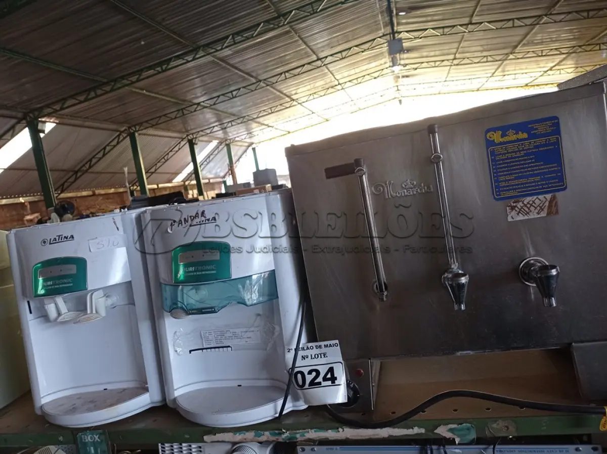 LOTE 024 - 02 BEBEDOUROS PARA GARRAFÃO E 01 CAFETEIRA INDUSTRIAL. (NO ESTADO) ATENÇÃO! FAZER A VISITAÇÃO ANTES DE ARREMATAR, NÃO SABEMOS SE FUNCIONA. LEILÃO NÃO TEM GARANTIA E NEM DEVOLUÇÃO, SUJEITO A POSSÍVEIS AVARIAS VISÍVEIS/OCULTAS E/OU AUSÊNCIA DE COMPONENTES.