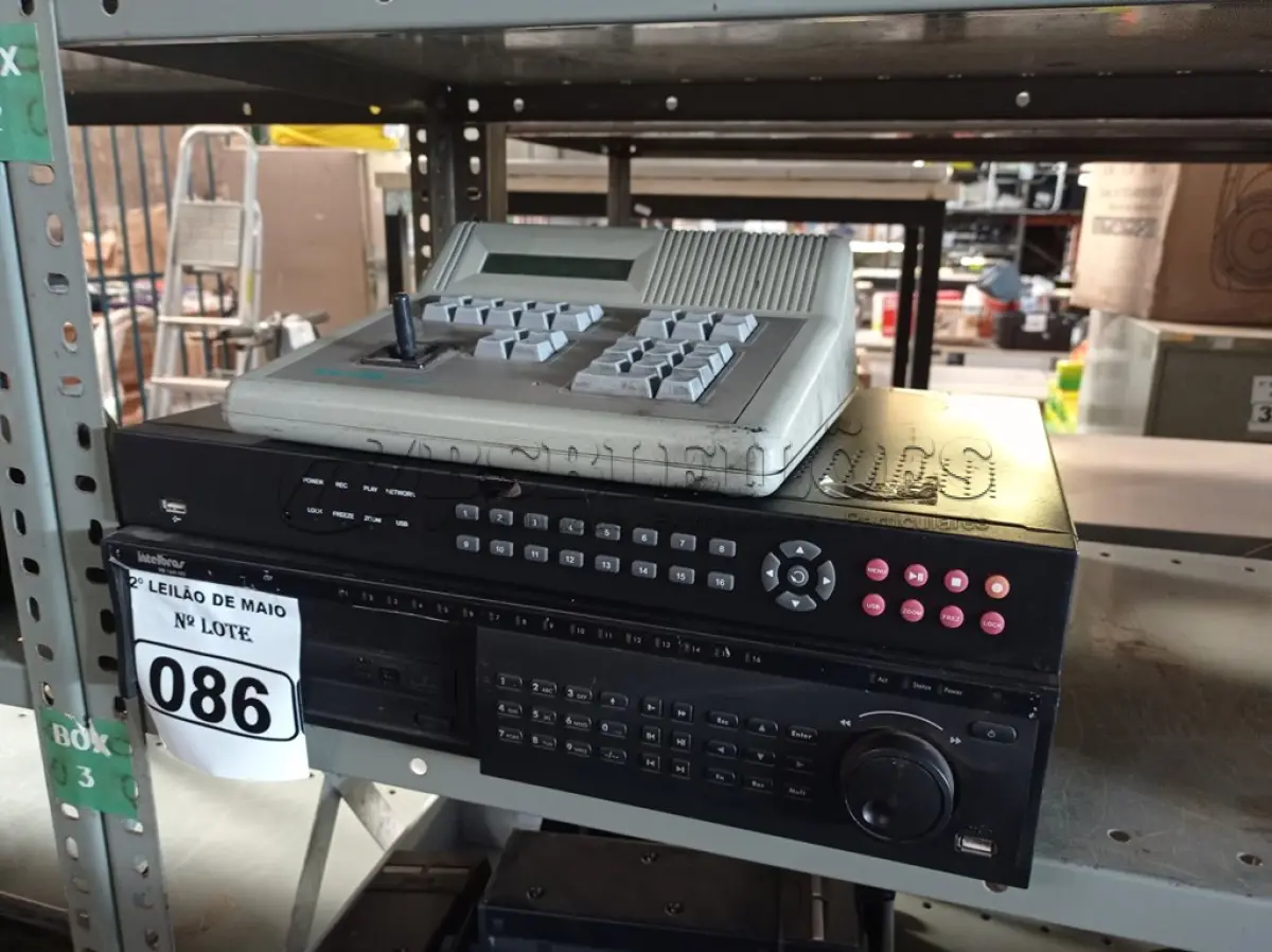 LOTE 086 - 01 CONTROLADOR E 02 DVR MARCAS E MODELOS DIVERSOS. (NO ESTADO) ATENÇÃO! FAZER A VISITAÇÃO ANTES DE ARREMATAR, NÃO SABEMOS SE FUNCIONA. LEILÃO NÃO TEM GARANTIA E NEM DEVOLUÇÃO, SUJEITO A POSSÍVEIS AVARIAS VISÍVEIS/OCULTAS E/OU AUSÊNCIA DE COMPONENTES.