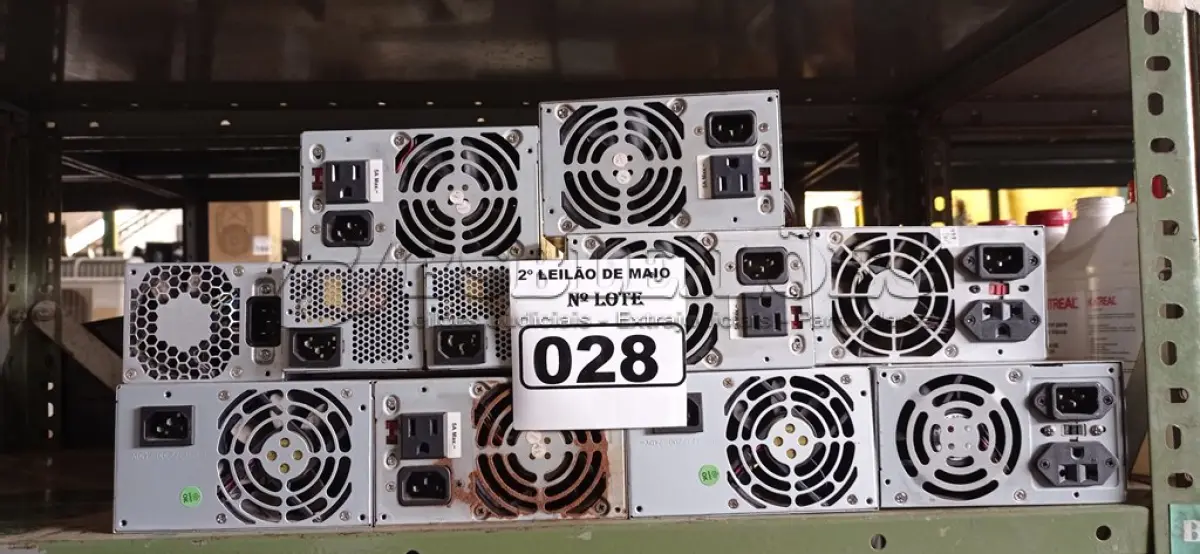LOTE 028 - 01 LOTE COM VÁRIAS FONTES PARA PC MARCAS E MODELOS DIVERSOS. (NO ESTADO) ATENÇÃO! FAZER A VISITAÇÃO ANTES DE ARREMATAR, NÃO SABEMOS SE FUNCIONA. LEILÃO NÃO TEM GARANTIA E NEM DEVOLUÇÃO, SUJEITO A POSSÍVEIS AVARIAS VISÍVEIS/OCULTAS E/OU AUSÊNCIA DE COMPONENTES.