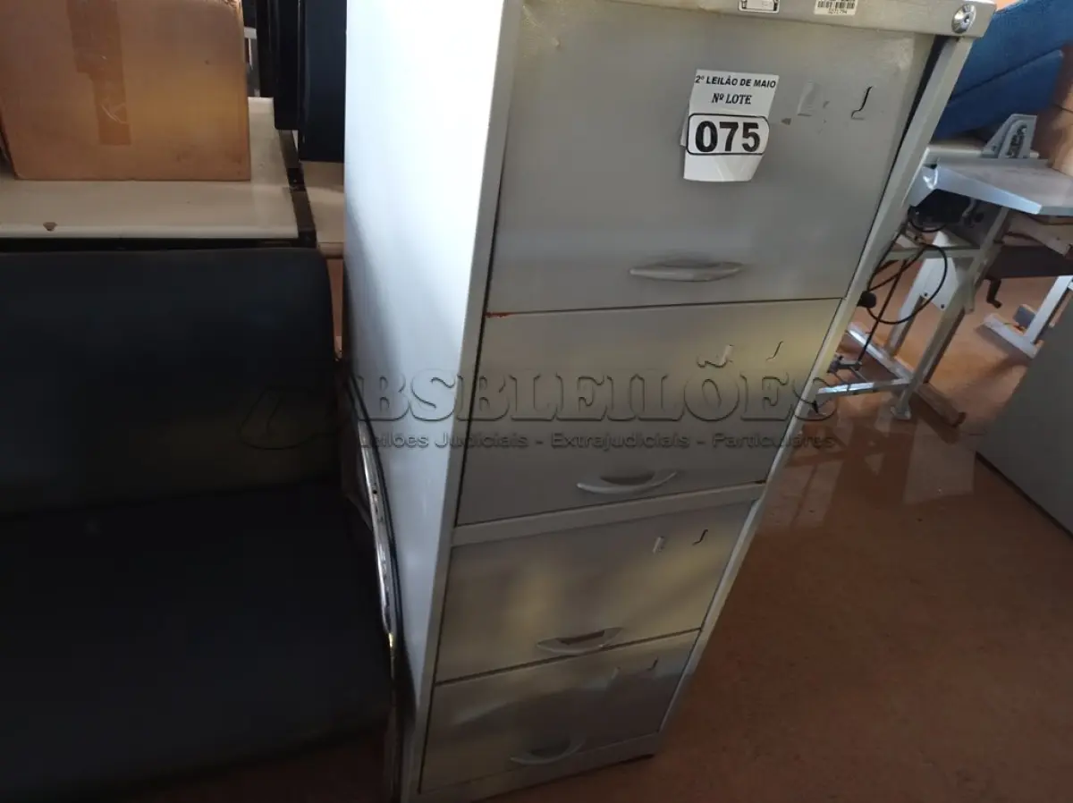 LOTE 075 - 01 ARQUIVO DE AÇO COM 04 GAVETAS. (NO ESTADO) ATENÇÃO! FAZER A VISITAÇÃO ANTES DE ARREMATAR, NÃO SABEMOS SE FUNCIONA. LEILÃO NÃO TEM GARANTIA E NEM DEVOLUÇÃO, SUJEITO A POSSÍVEIS AVARIAS VISÍVEIS/OCULTAS E/OU AUSÊNCIA DE COMPONENTES.