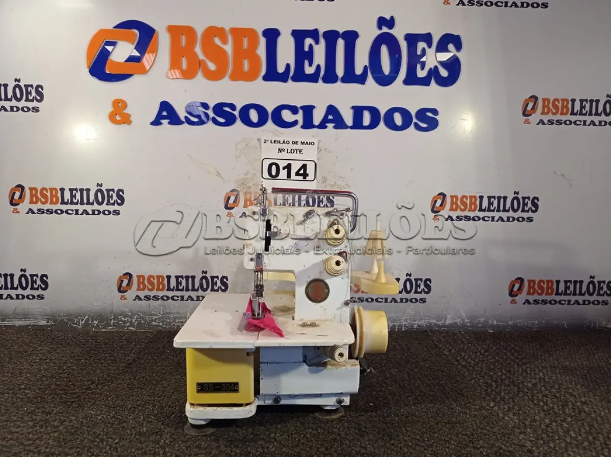 LOTE 014 - 01 MÁQUINA DE COSTURA COM MOTOR. (NO ESTADO) ATENÇÃO! FAZER A VISITAÇÃO ANTES DE ARREMATAR, NÃO SABEMOS SE FUNCIONA. LEILÃO NÃO TEM GARANTIA E NEM DEVOLUÇÃO, SUJEITO A POSSÍVEIS AVARIAS VISÍVEIS/OCULTAS E/OU AUSÊNCIA DE COMPONENTES.