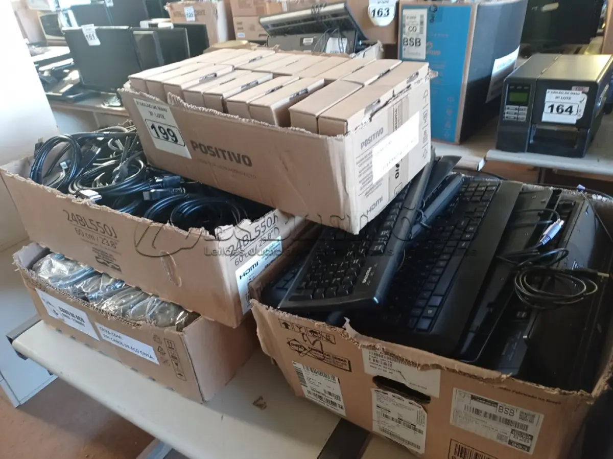 LOTE 199 - 01 LOTE COM VÁRIOS TECLADOS PARA PC, CABOS E PERIFÉRICOS DIVERSOS. (NO ESTADO) ATENÇÃO! FAZER A VISITAÇÃO ANTES DE ARREMATAR, NÃO SABEMOS SE FUNCIONA. LEILÃO NÃO TEM GARANTIA E NEM DEVOLUÇÃO, SUJEITO A POSSÍVEIS AVARIAS VISÍVEIS/OCULTAS E/OU AUSÊNCIA DE COMPONENTES.