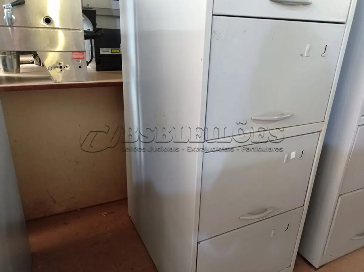 LOTE 015 - 01 ARQUIVO DE AÇO COM 04 GAVETAS. (NO ESTADO) ATENÇÃO! FAZER A VISITAÇÃO ANTES DE ARREMATAR, NÃO SABEMOS SE FUNCIONA. LEILÃO NÃO TEM GARANTIA E NEM DEVOLUÇÃO, SUJEITO A POSSÍVEIS AVARIAS VISÍVEIS/OCULTAS E/OU AUSÊNCIA DE COMPONENTES.