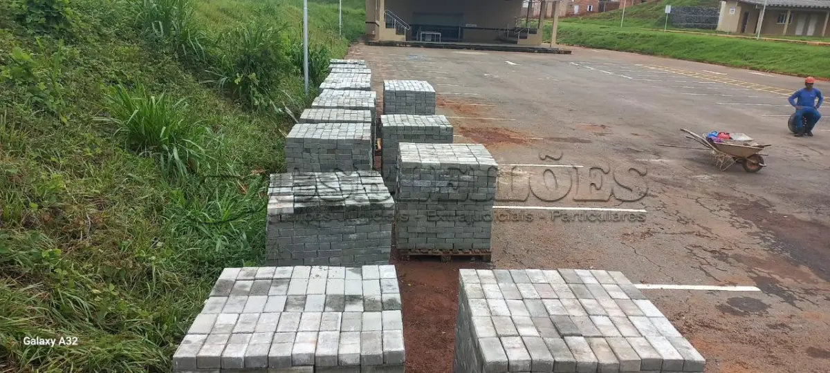 LOTE 125 - 01 PALETE DE COM APROXIMADAMENTE 750 BLOQUETES PARA PAVIMENTAÇÃO (NO ESTADO) (RETIRAR EM GOIÂNIA -GO)