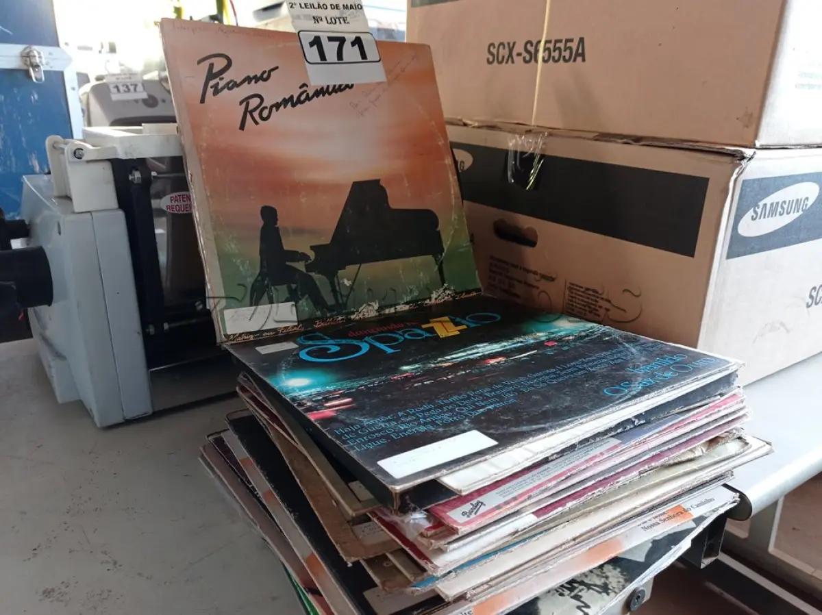 LOTE 171 - 01 LOTE COM VÁRIOS DISCOS DE VINIL. (NO ESTADO) ATENÇÃO! FAZER A VISITAÇÃO ANTES DE ARREMATAR, NÃO SABEMOS SE FUNCIONA. LEILÃO NÃO TEM GARANTIA E NEM DEVOLUÇÃO, SUJEITO A POSSÍVEIS AVARIAS VISÍVEIS/OCULTAS E/OU AUSÊNCIA DE COMPONENTES.