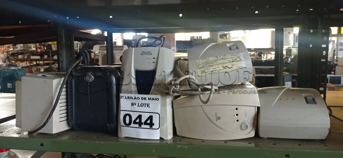 LOTE 044 - 01 NOBREAK E 05 ESTABILIZADORES MARCAS E MODELOS DIVERSOS. (NO ESTADO) ATENÇÃO! FAZER A VISITAÇÃO ANTES DE ARREMATAR, NÃO SABEMOS SE FUNCIONA. LEILÃO NÃO TEM GARANTIA E NEM DEVOLUÇÃO, SUJEITO A POSSÍVEIS AVARIAS VISÍVEIS/OCULTAS E/OU AUSÊNCIA DE COMPONENTES.