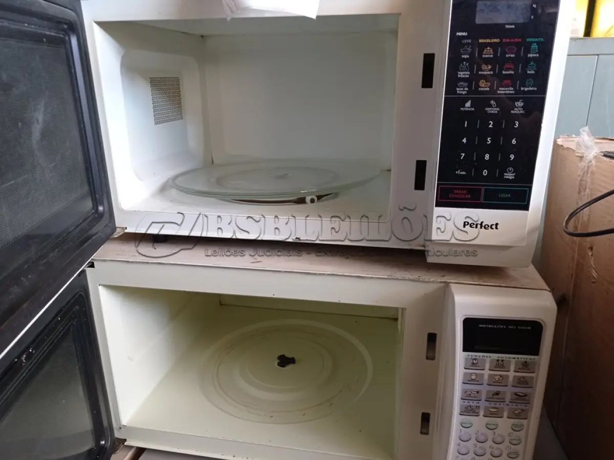 LOTE 141 - 03 MICRO-ONDAS MARCAS E MODELOS DIVERSOS. (NO ESTADO) ATENÇÃO! FAZER A VISITAÇÃO ANTES DE ARREMATAR, NÃO SABEMOS SE FUNCIONA. LEILÃO NÃO TEM GARANTIA E NEM DEVOLUÇÃO, SUJEITO A POSSÍVEIS AVARIAS VISÍVEIS/OCULTAS E/OU AUSÊNCIA DE COMPONENTES.