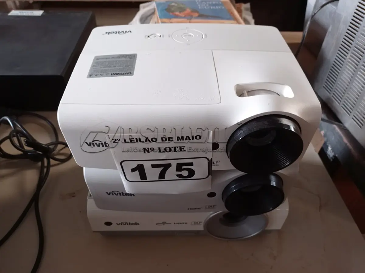 LOTE 175 - 03 PROJETORES MULTIMIDIA MARCAS VIVITEK MODELOS DIVERSOS. (NO ESTADO) ATENÇÃO! FAZER A VISITAÇÃO ANTES DE ARREMATAR, NÃO SABEMOS SE FUNCIONA. LEILÃO NÃO TEM GARANTIA E NEM DEVOLUÇÃO, SUJEITO A POSSÍVEIS AVARIAS VISÍVEIS/OCULTAS E/OU AUSÊNCIA DE COMPONENTES.