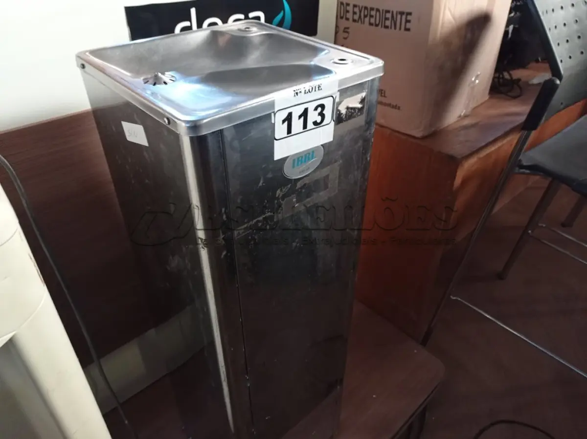 LOTE 113 - 01 BEBEDOURO EM AÇO INOX MARCA IBBL 220V. (NO ESTADO) ATENÇÃO! FAZER A VISITAÇÃO ANTES DE ARREMATAR, NÃO SABEMOS SE FUNCIONA. LEILÃO NÃO TEM GARANTIA E NEM DEVOLUÇÃO, SUJEITO A POSSÍVEIS AVARIAS VISÍVEIS/OCULTAS E/OU AUSÊNCIA DE COMPONENTES.