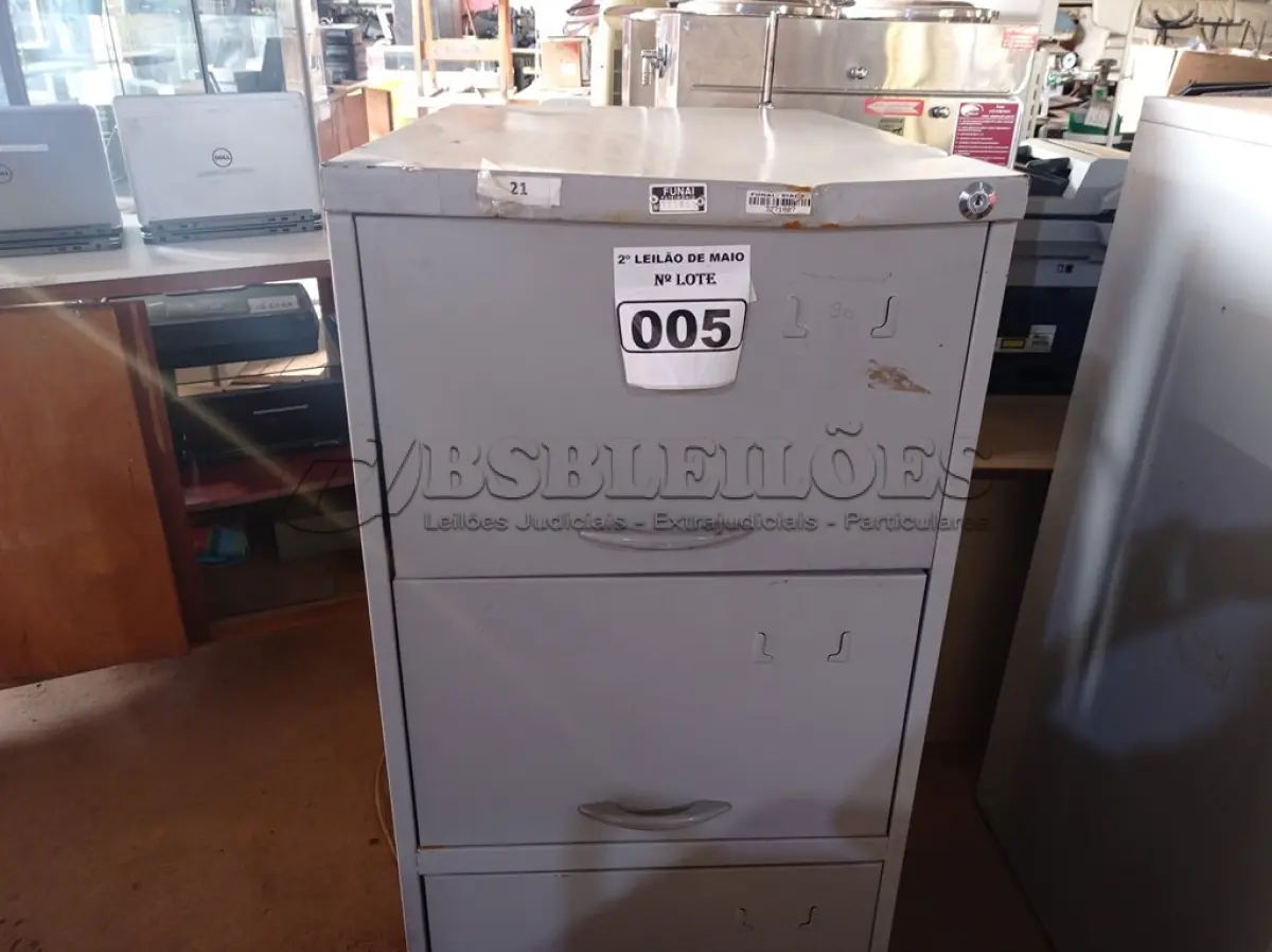 LOTE 005 - 01 ARQUIVO DE AÇO COM 04 GAVETAS. (NO ESTADO) ATENÇÃO! FAZER A VISITAÇÃO ANTES DE ARREMATAR, NÃO SABEMOS SE FUNCIONA. LEILÃO NÃO TEM GARANTIA E NEM DEVOLUÇÃO, SUJEITO A POSSÍVEIS AVARIAS VISÍVEIS/OCULTAS E/OU AUSÊNCIA DE COMPONENTES.