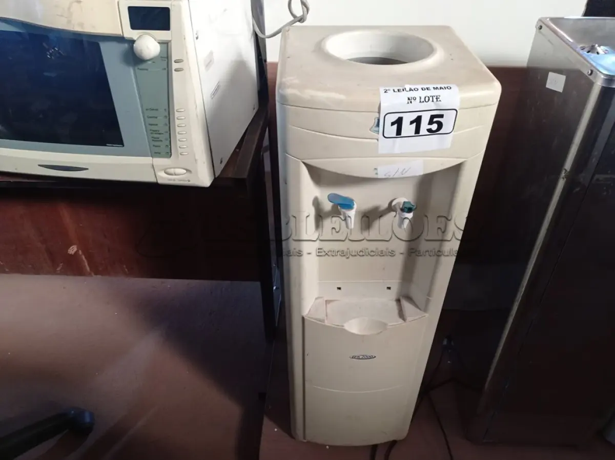 LOTE 115 - 01 BEBEDOURO PARA GARRAFÃO MARCA IBBL. (NO ESTADO) ATENÇÃO! FAZER A VISITAÇÃO ANTES DE ARREMATAR, NÃO SABEMOS SE FUNCIONA. LEILÃO NÃO TEM GARANTIA E NEM DEVOLUÇÃO, SUJEITO A POSSÍVEIS AVARIAS VISÍVEIS/OCULTAS E/OU AUSÊNCIA DE COMPONENTES.