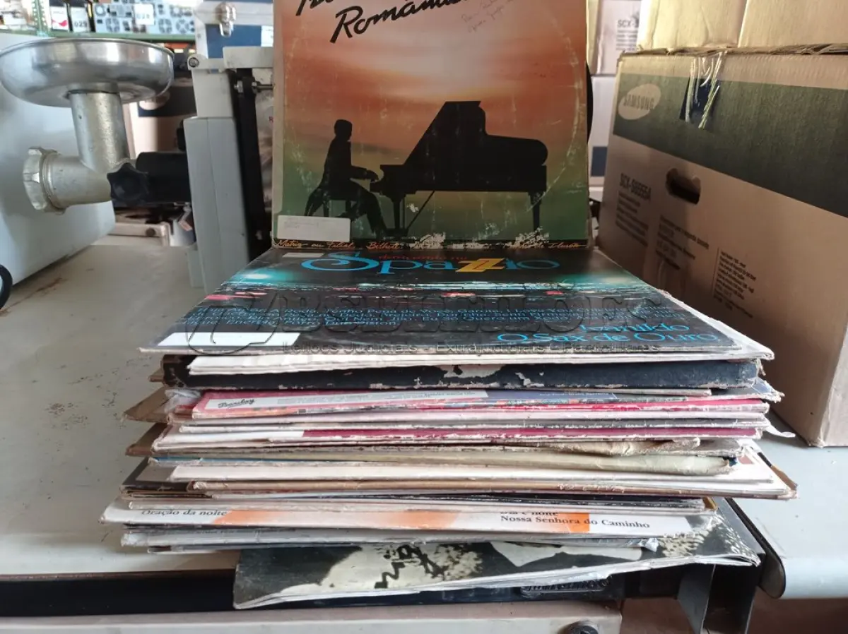 LOTE 171 - 01 LOTE COM VÁRIOS DISCOS DE VINIL. (NO ESTADO) ATENÇÃO! FAZER A VISITAÇÃO ANTES DE ARREMATAR, NÃO SABEMOS SE FUNCIONA. LEILÃO NÃO TEM GARANTIA E NEM DEVOLUÇÃO, SUJEITO A POSSÍVEIS AVARIAS VISÍVEIS/OCULTAS E/OU AUSÊNCIA DE COMPONENTES.