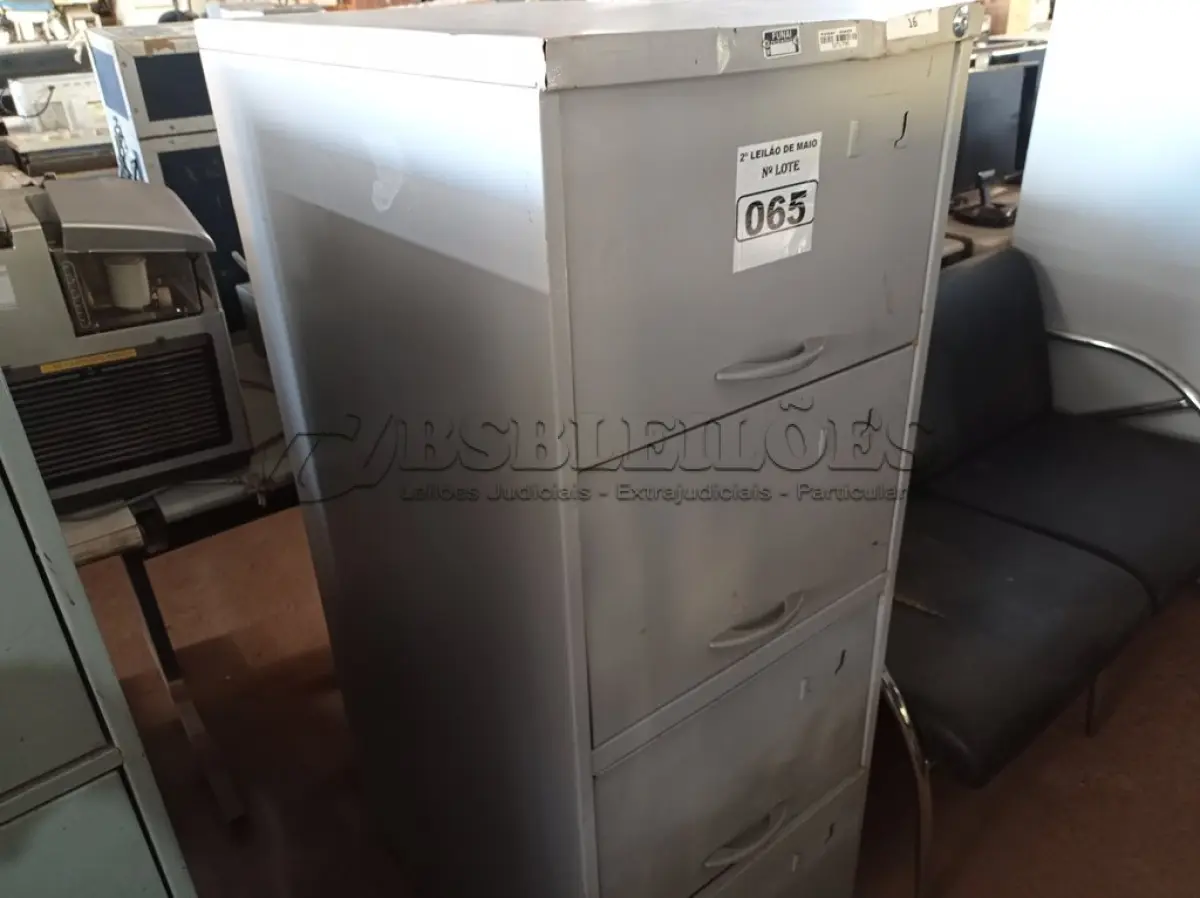 LOTE 065 - 01 ARQUIVO DE AÇO COM 04 GAVETAS. (NO ESTADO) ATENÇÃO! FAZER A VISITAÇÃO ANTES DE ARREMATAR, NÃO SABEMOS SE FUNCIONA. LEILÃO NÃO TEM GARANTIA E NEM DEVOLUÇÃO, SUJEITO A POSSÍVEIS AVARIAS VISÍVEIS/OCULTAS E/OU AUSÊNCIA DE COMPONENTES.